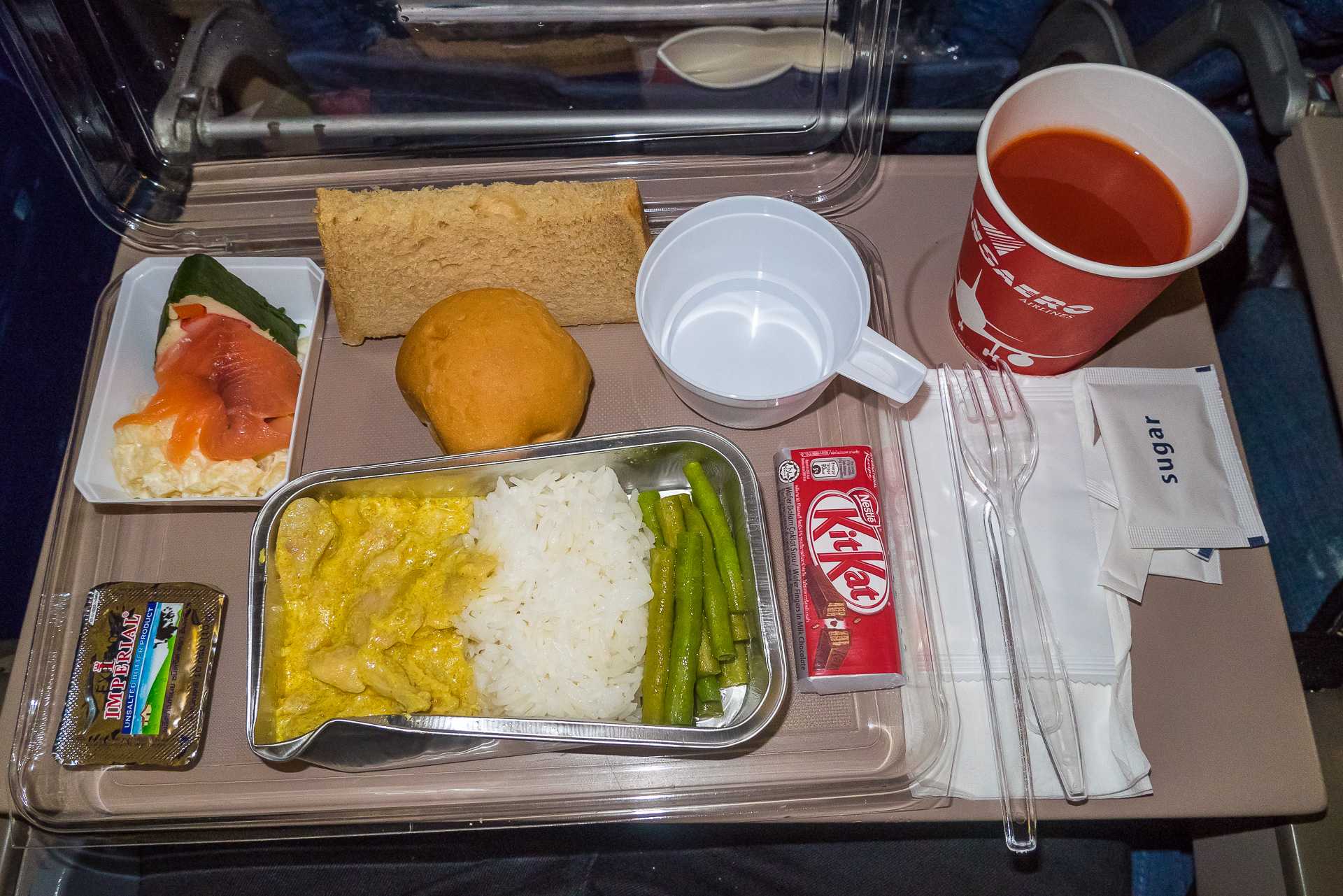 Сколько кормят в самолете. Бортовое питание Трансаэро. Питание ред Вингс. Еда в самолете. Обед в самолете.