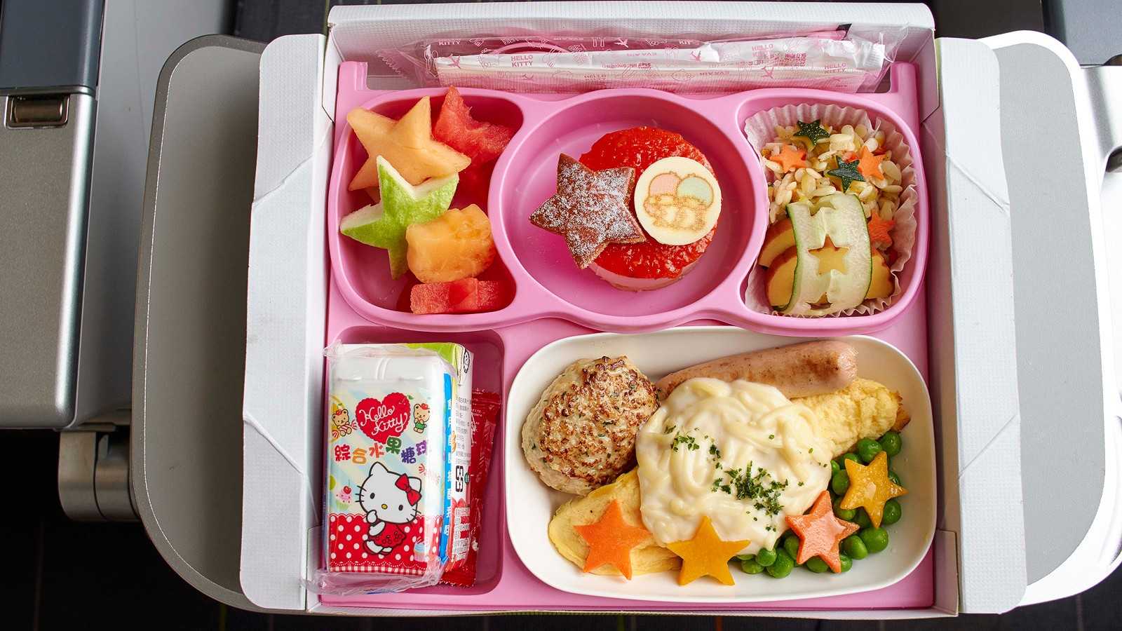 Можно заказать еду в школу. Обед детский в самолете. Детское меню в самолете. Еда в самолете для детей. Детское меню Аэрофлот.