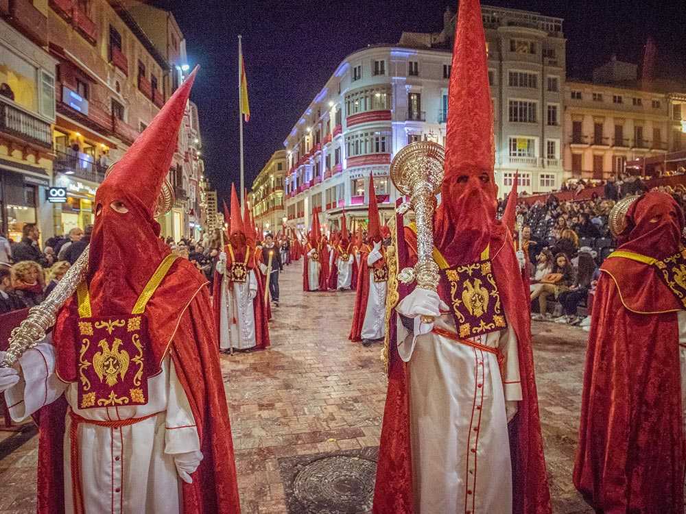 Католицизм в испании. Семана Санта в Испании. Семано Санто страсная неделя. Semana Santa Эквадор. Семана Санта в Испании костюмы.