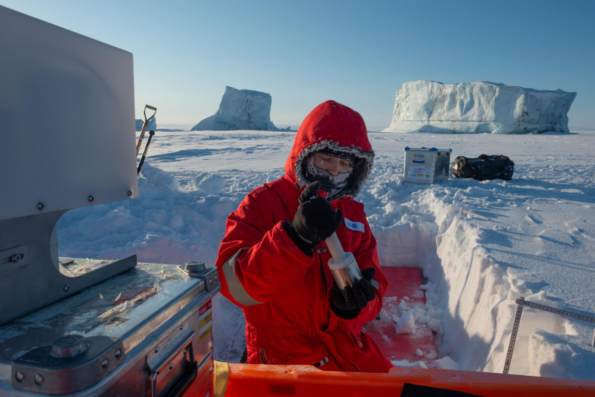 Станция Айсмитте Гренландия. Полярники в Арктике. Антарктида люди. Люди в Арктике. Экспедиции новый год